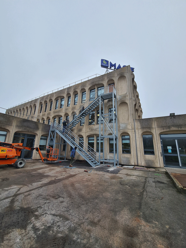 Photo du montage de l'escalier de secours