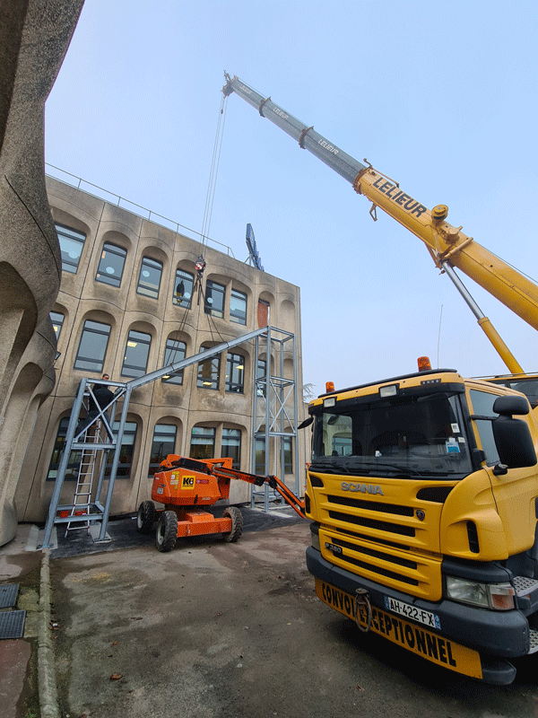 Photo du montage de l'escalier de secours