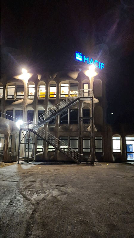 Photo de l'escalier de secours vue de nuit