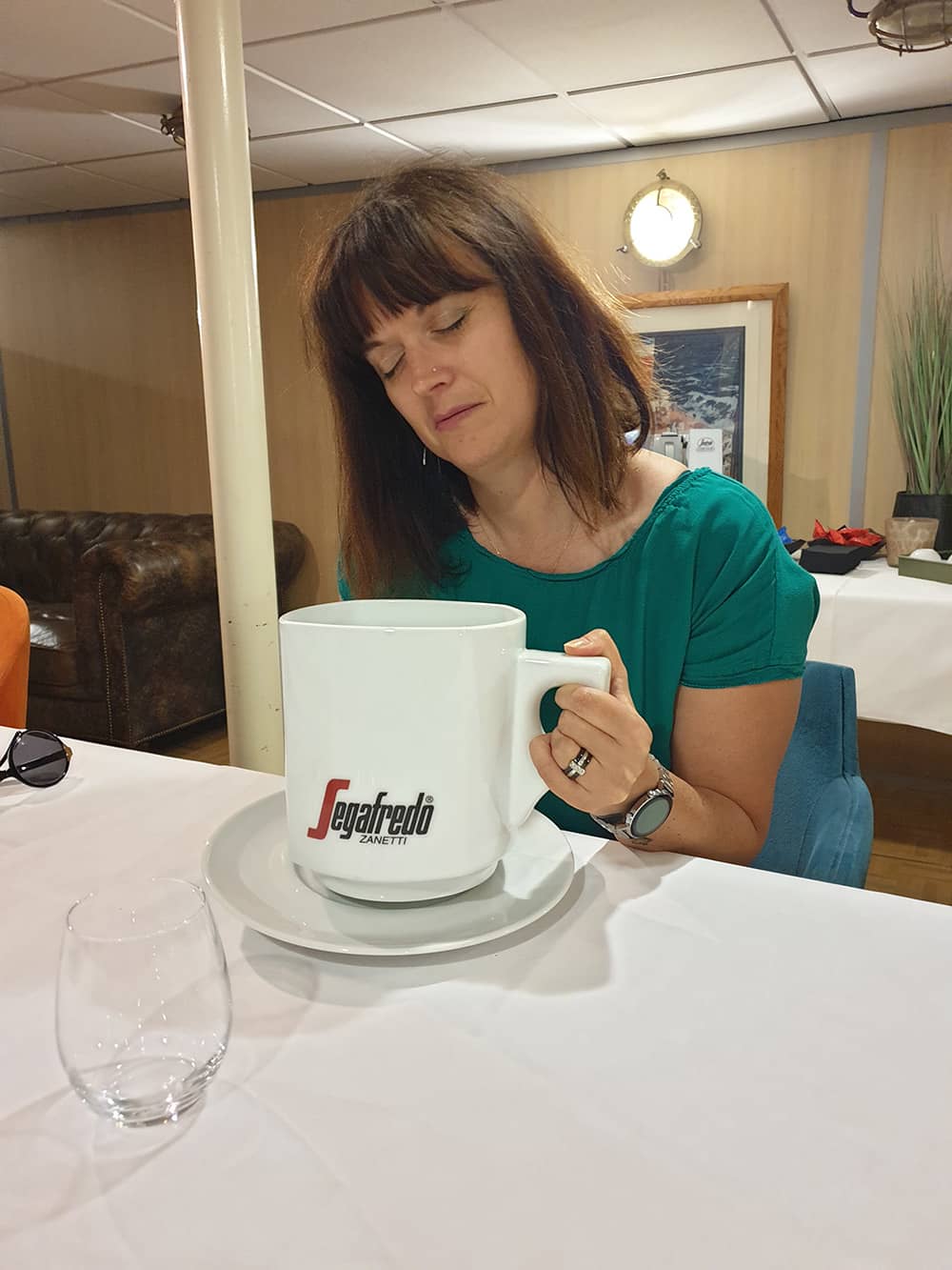 Fanny a besoin d'une bonne de tasse de café pour se réveiller. Mind Construction